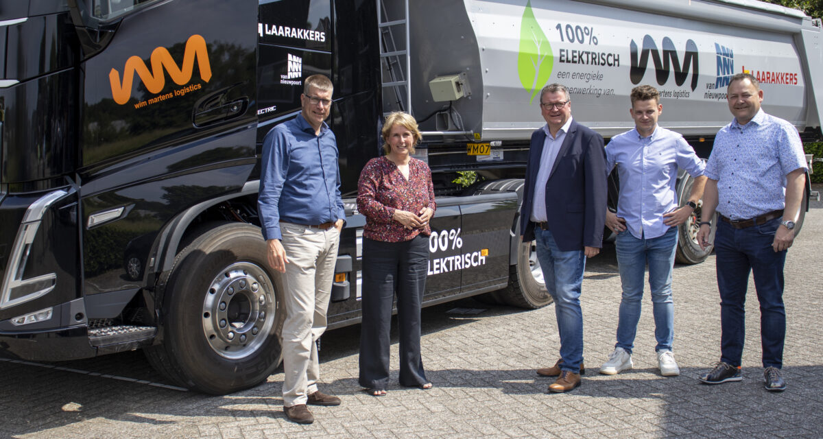 Wim Martens Logistics presenteert de eerste e-truck in het Land van Cuijk aan de wethouder, de burgemeester van Weeze en de pers