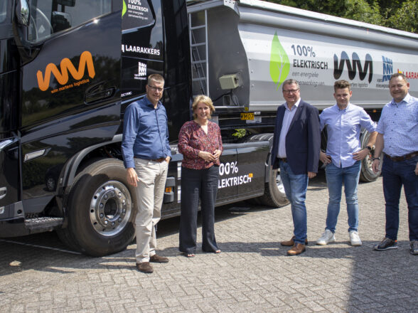 Wim Martens Logistics presenteert de eerste e-truck in het Land van Cuijk aan de wethouder, de burgemeester van Weeze en de pers